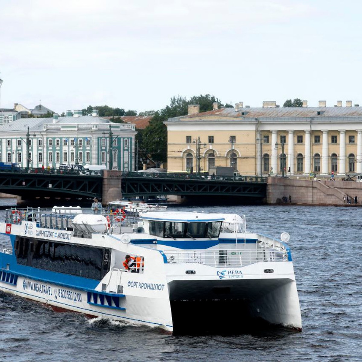 Новый экскурсионный катамаран «Форт Александр I» спустили на воду в  Петербурге - KP.RU