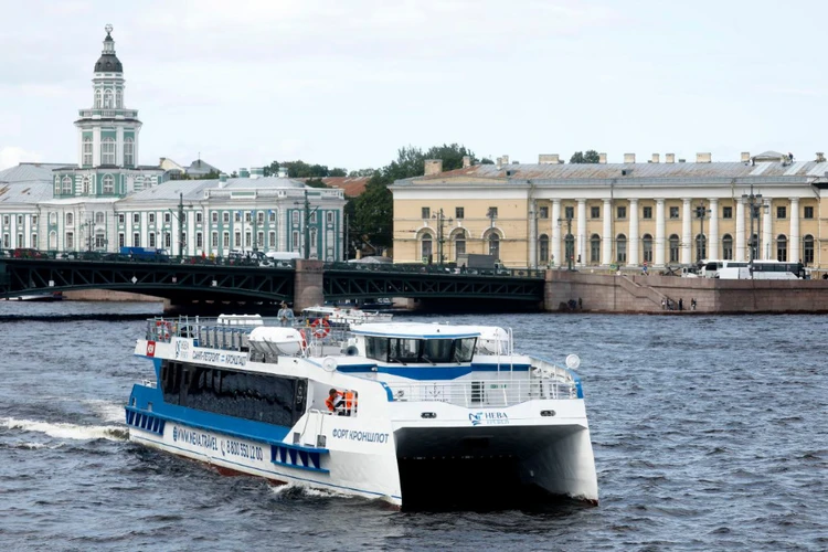 Новый экскурсионный катамаран «Форт Александр I» спустили на воду в Петербурге