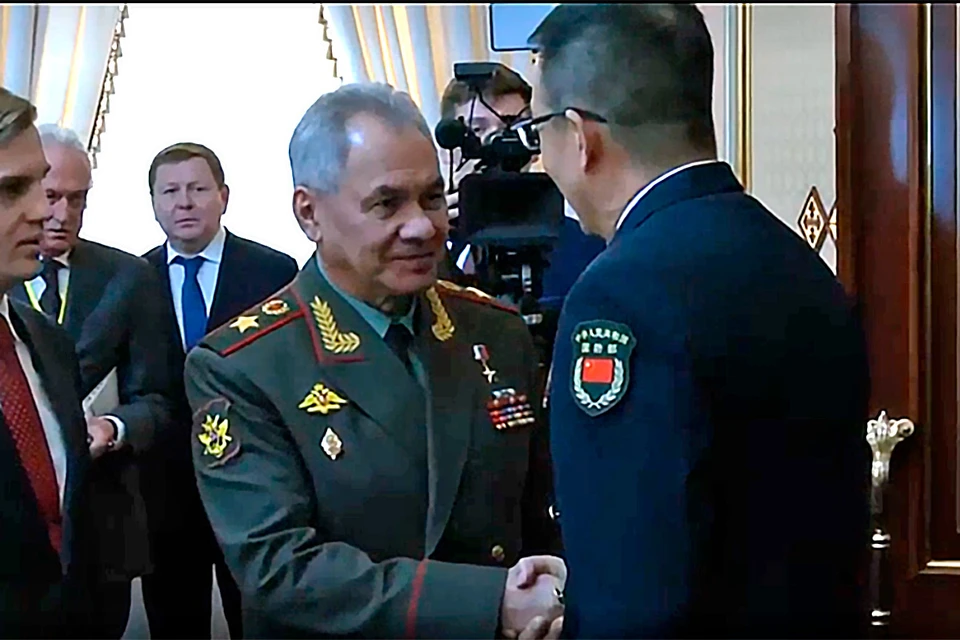 Глава российского военного ведомства России Сергей Шойгу во время рабочей встречи с министром обороны Китая Дун Цзюнем.