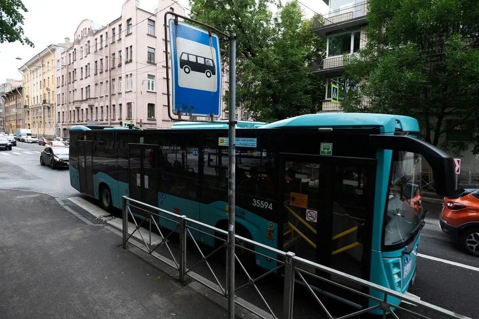 Бесплатный проезд в пригородных автобусах Петербурга сделают для пенсионеров и ветеранов с 27 апреля.