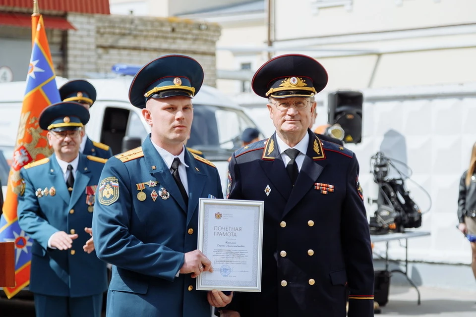 Николай Макариков поздравил и наградил сотрудников пожарной охраны в преддверии профессионального праздника.