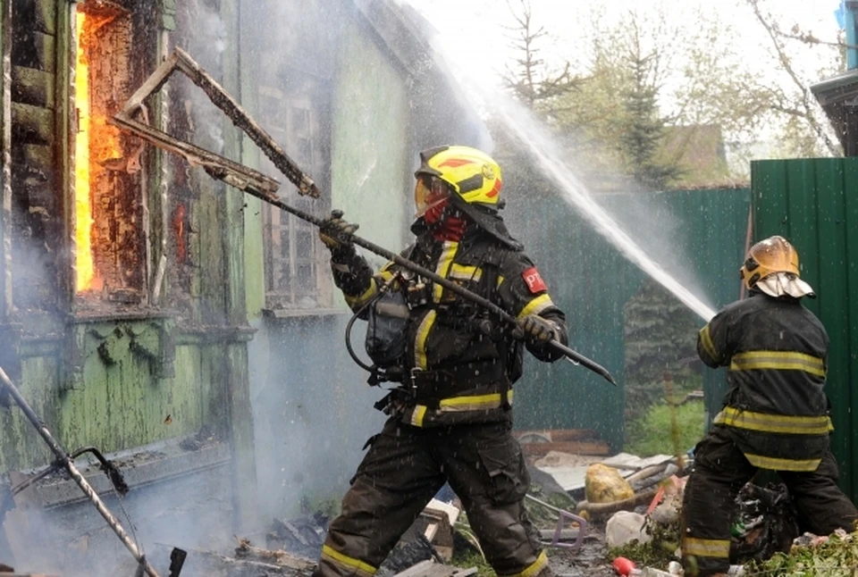 В Ростове в микрорайоне Суворовском загорелся мусор