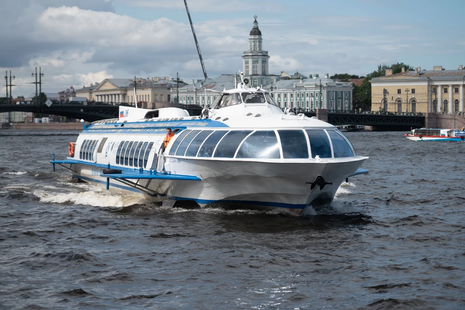 Торжественный парад кораблей открыл сезон навигации в Петербурге.