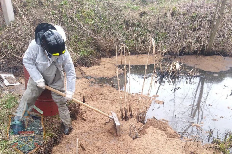 Разлив нефтепродуктов ликвидировали в Ломоносовском районе Ленобласти. Фото: t.me/acclenobl