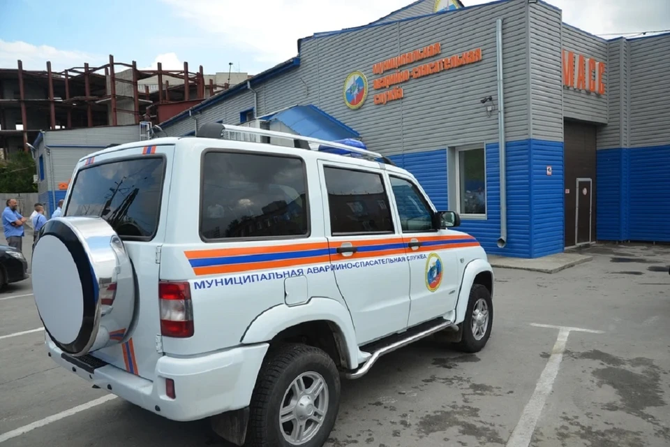 Новосибирцев напугала девочка-подросток, сидевшая на карнизе 8 этажа.