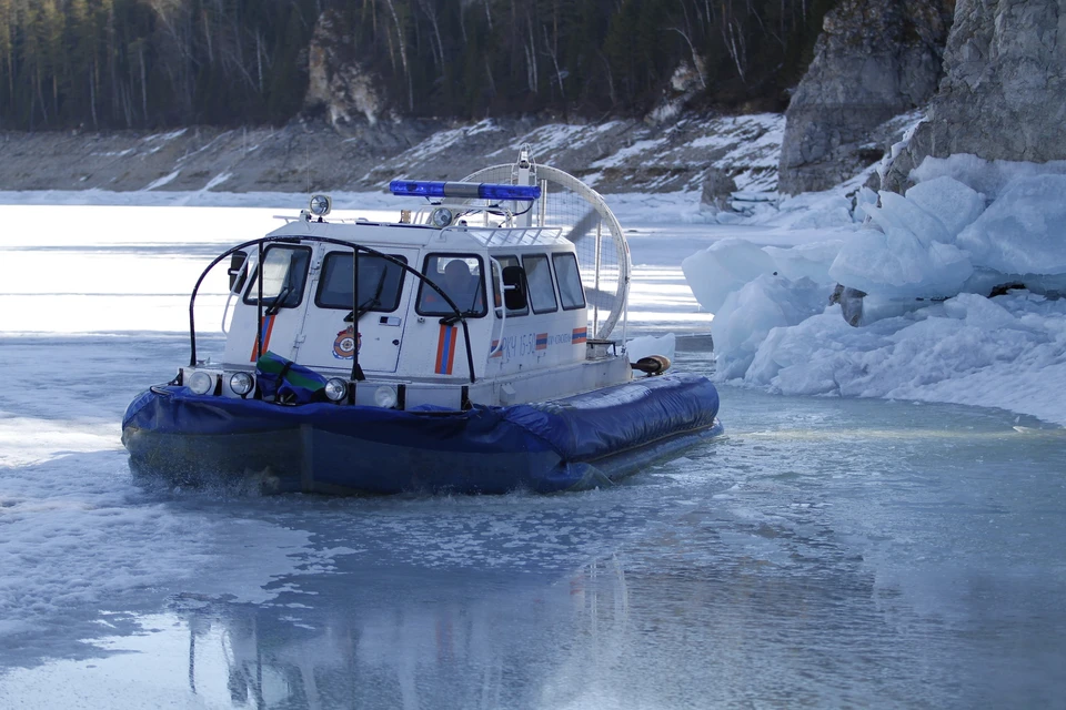 В Красноярском крае спасали уплывшего на льдине гражданина