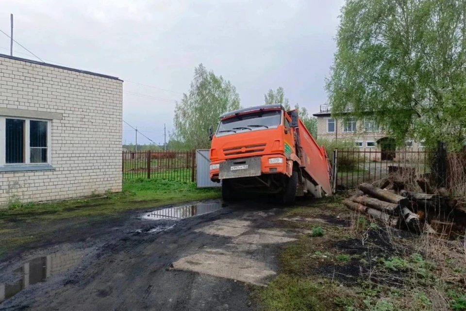 Мусоровоз провалился под землю в Арзамасском районе. Фото: телеграм-канал «Арзамас»