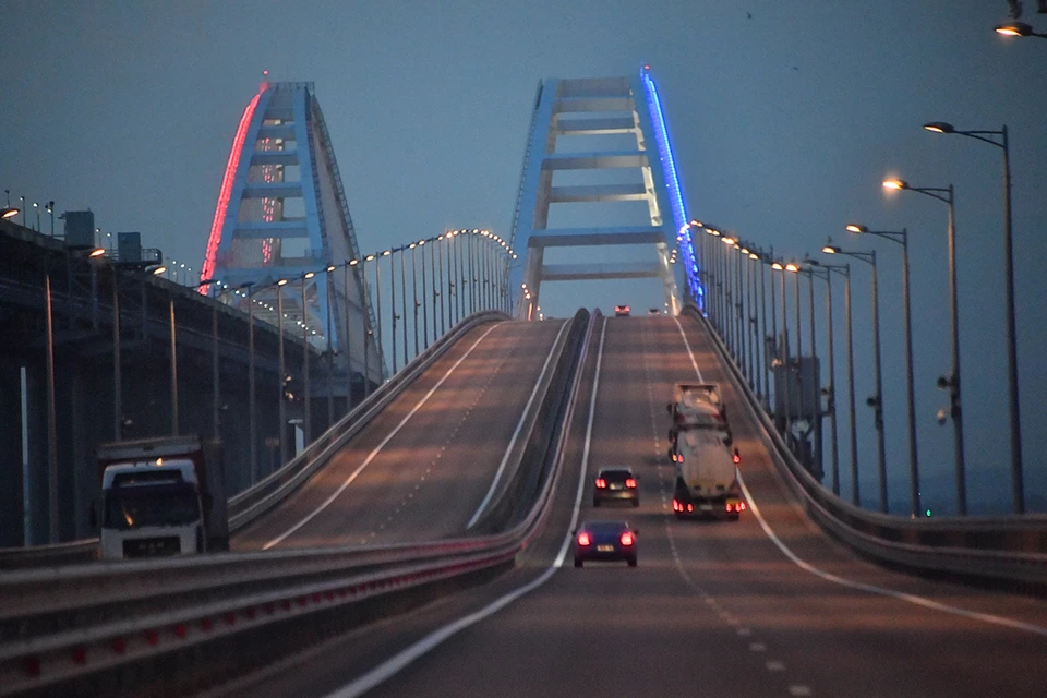 В ночь на 30 апреля на Крымском мосту более чем на 40 минут было перекрыто автомобильное движение.