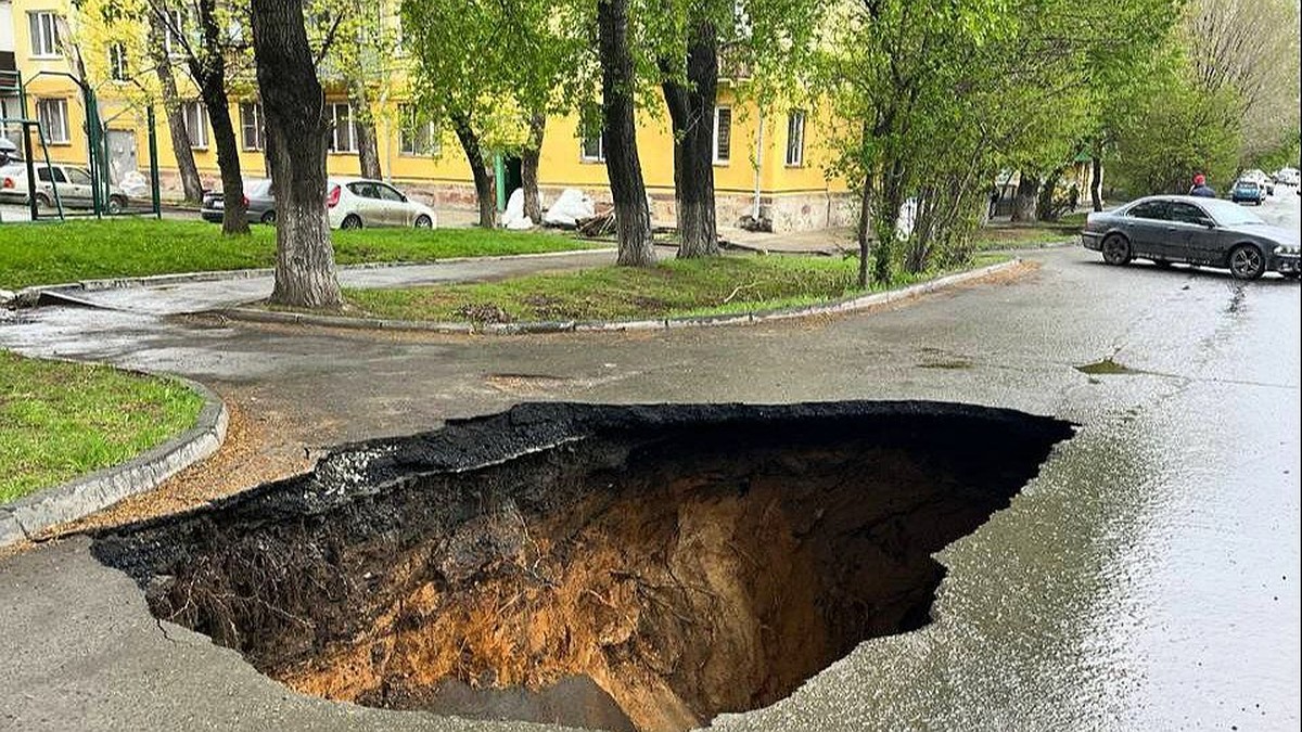 Подо мной начал проваливаться асфальт: в Челябинске на дороге образовалась  огромная яма - KP.RU