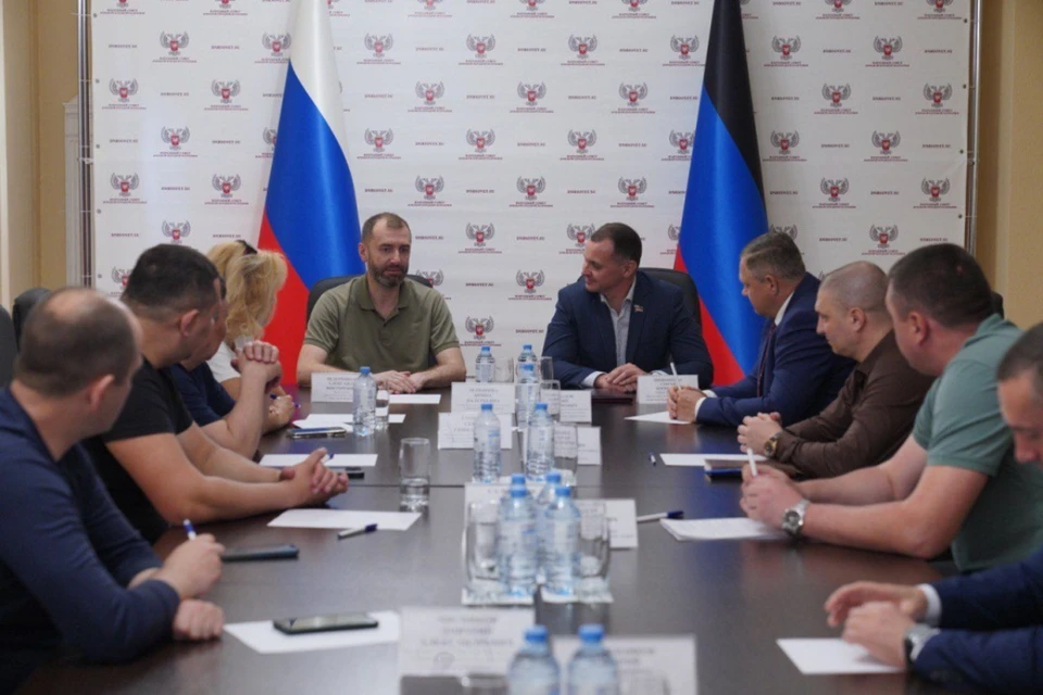 Парламентарии Приангарья встретились с первым заместителем председателя Народного Совета ДНР Сергеем Прокопенко.