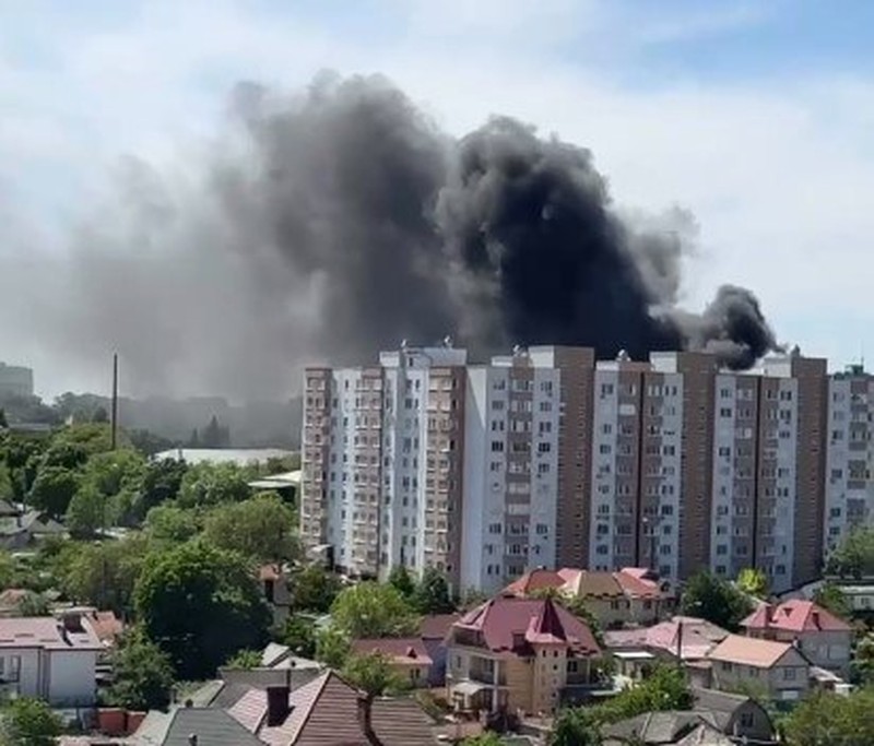 Высокий столб дыма был виден во всех столичных секторах (Фото: соцсети).