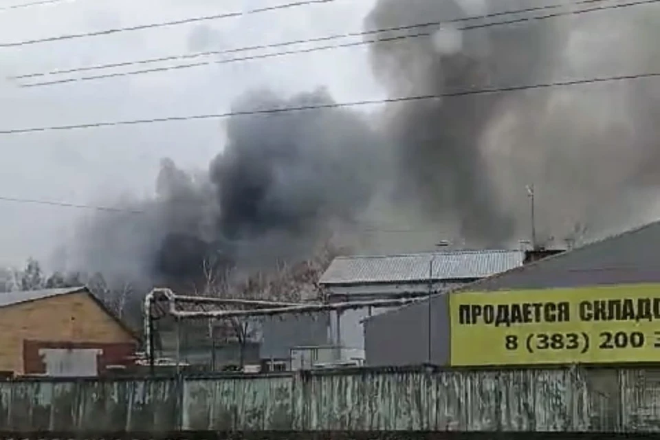 Пожар на складе автозапчастей в Новосибирске локализовали. Фото: стоп-кадр