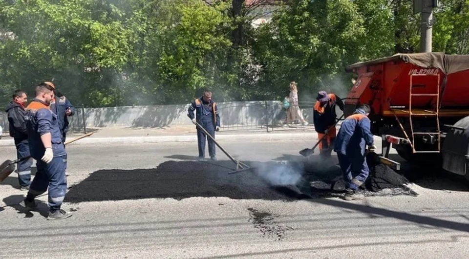Водоканал устраняет провал, образовавшийся после их работ