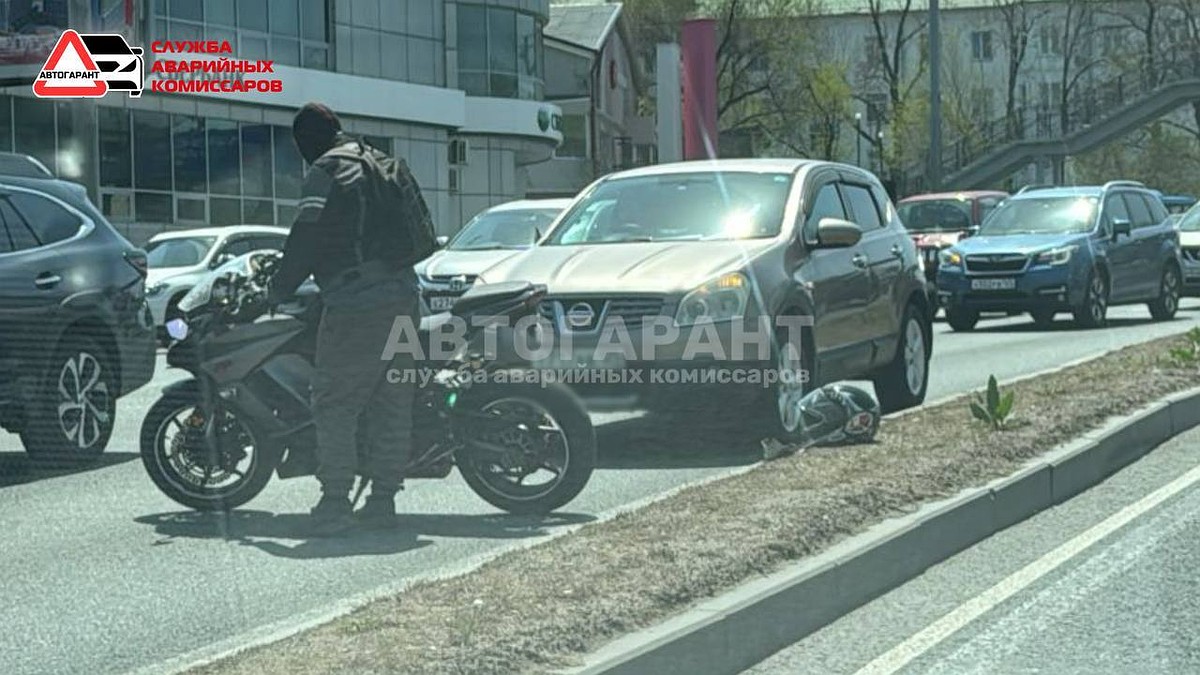 Многокилометровая пробка сковала движение во Владивостоке из-за ДТП с  байкером - KP.RU