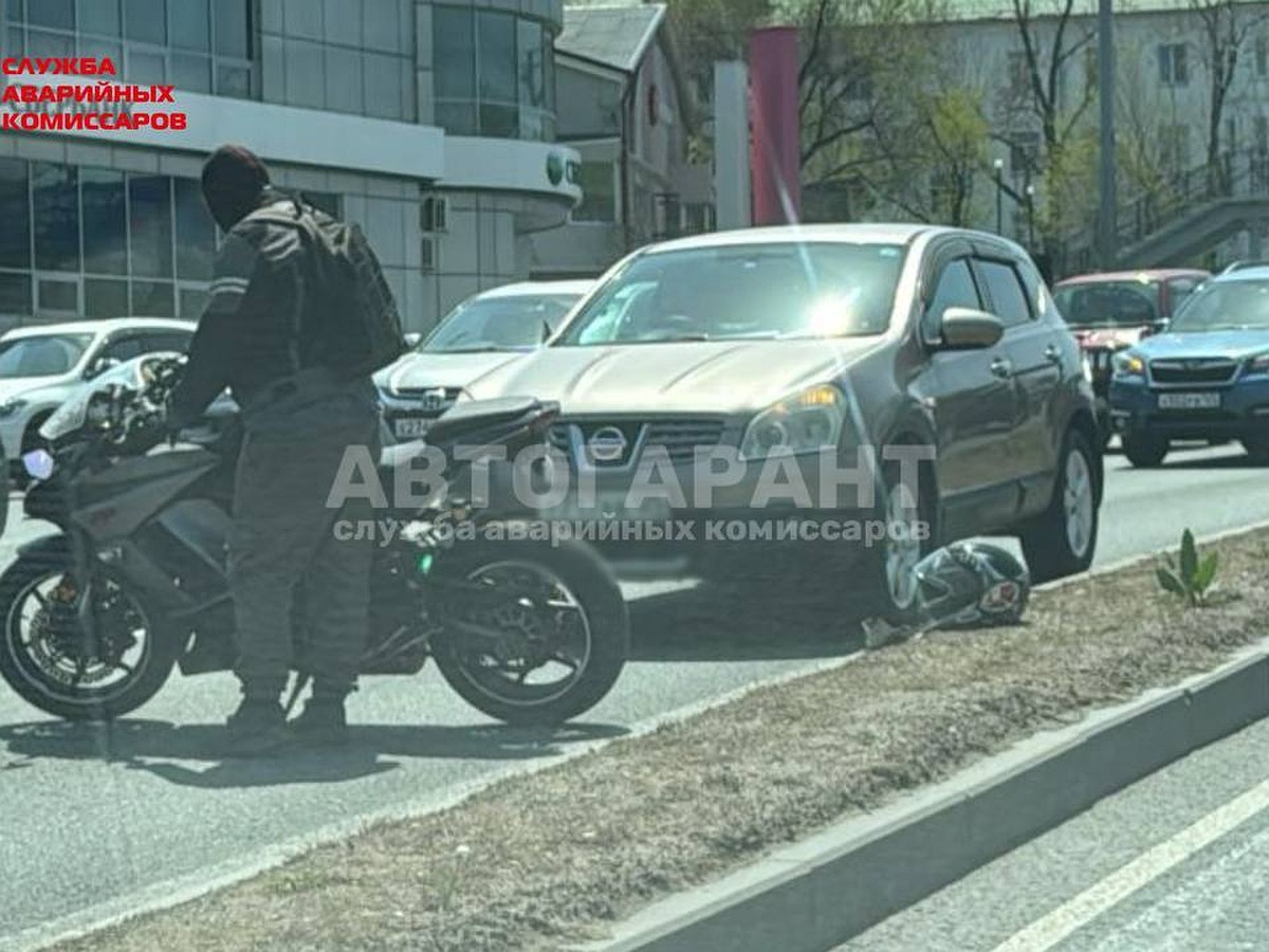 Многокилометровая пробка сковала движение во Владивостоке из-за ДТП с  байкером - KP.RU