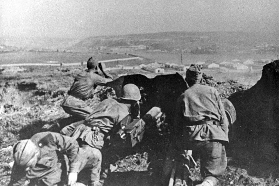 Артиллерийские орудия ведут обстрел немецких оборонительных рубежей на Сапун-горе Фото Музея-заповедника героической обороны и освобождения Севастополя