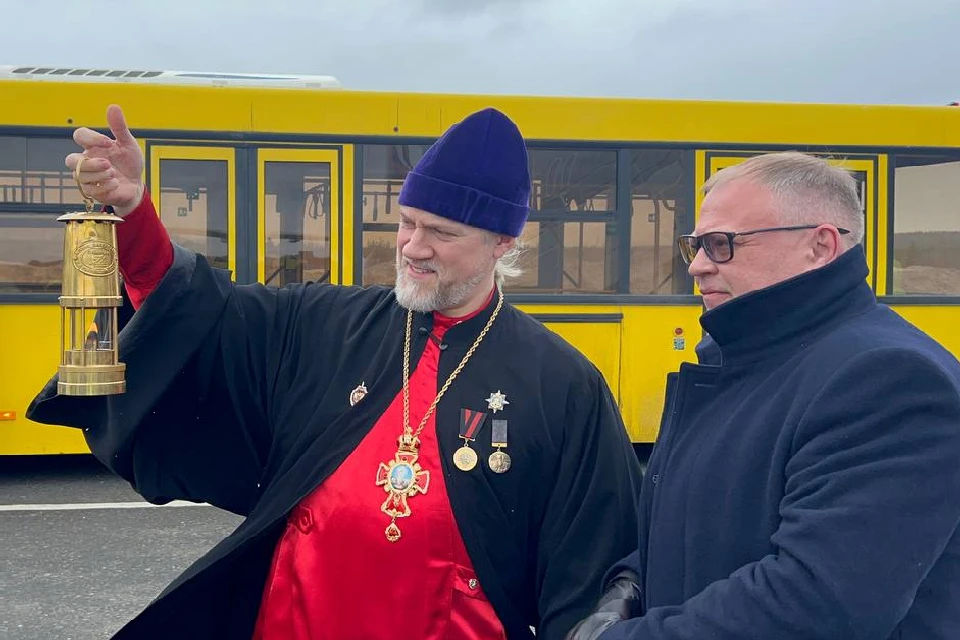 В Мурманск самолетом доставили частицу Благодатного огня. Фото: Вячеслав Городецкий
