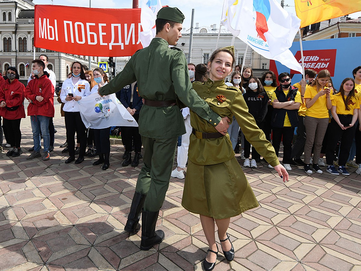 В Казани двести пар станцевали «Вальс Победы» на Кремлевской набережной -  KP.RU