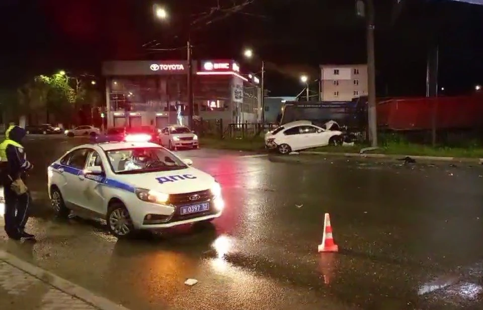 Авария произошла поздним вечером на круге около бывшего кинотеатра "Москва".