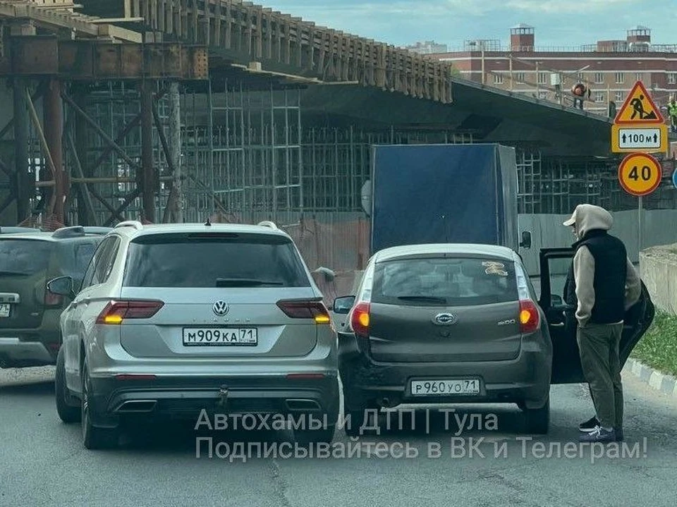 ДТП на Павшинском мосту в Туле создало гигантскую пробку. Фото: «Автохамы и ДТП/Тула».