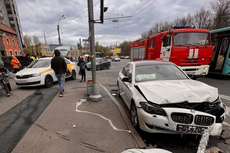Такси и «БМВ» столкнулись на перекрестке в Петербурге. Фото: t.me/Megapolisonline