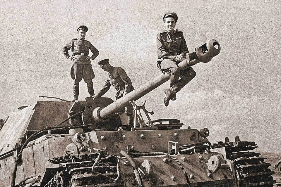 В качестве военного корреспондента Симонов (сидит на дуле танка) побывал на всех фронтах. Фото: Яков ХАЛИП/РИА Новости