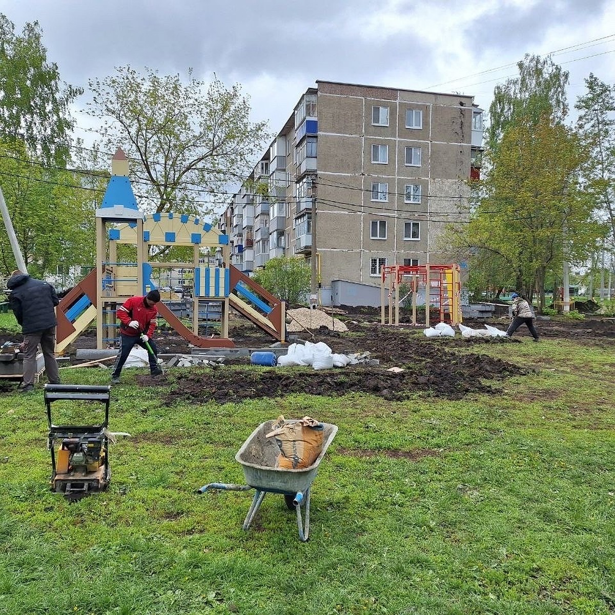 В Ульяновске во дворе на Розы Люксембург, 54 установили спорткомплекс для  детей - KP.RU