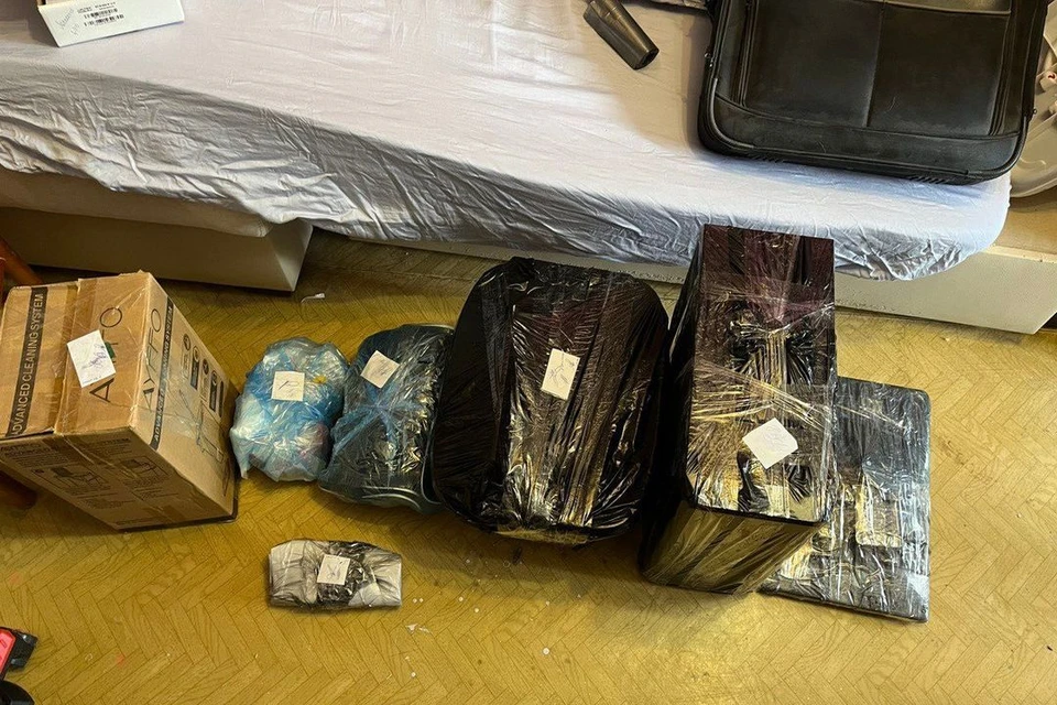 При обыске силовики изъяли у мужчины более пяти килограммов наркотиков. Фото: УФСБ России по НСО