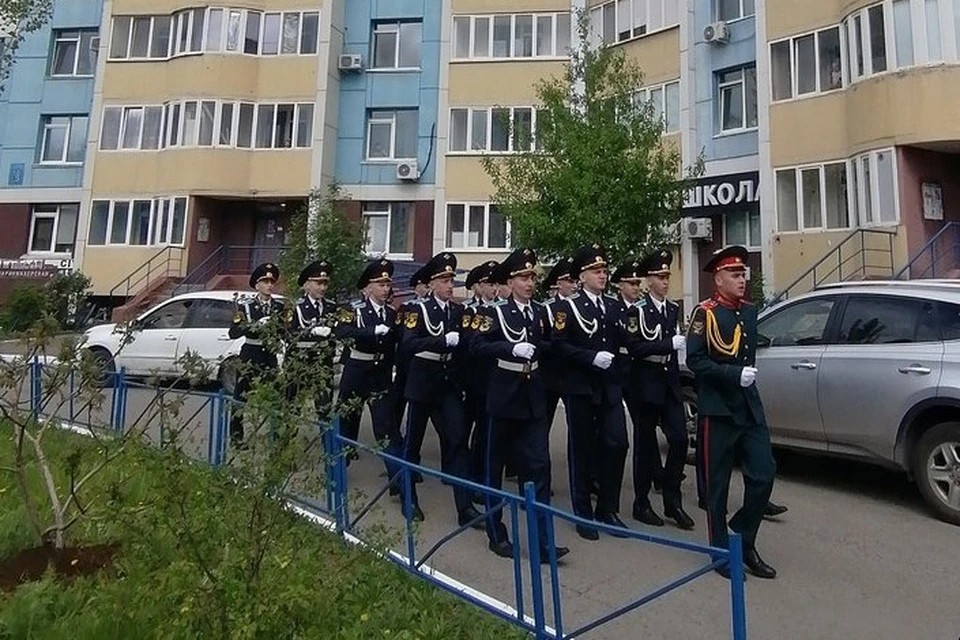 Подопечные Оренбургского кадетского корпуса имени И.И. Неплюева совместно с духовым оркестром «Оренбург» прошли торжественным маршем.
