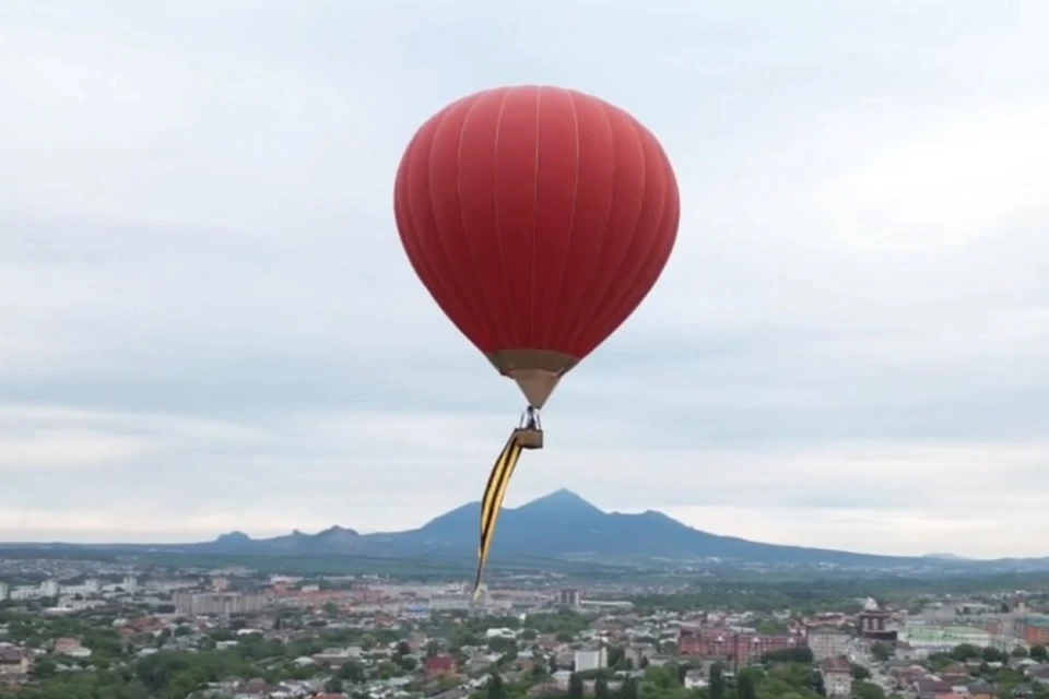 Воздушный шар на фоне Бештау. Фото: стоп-кадр видео Николая Бондаренко в соцсетях