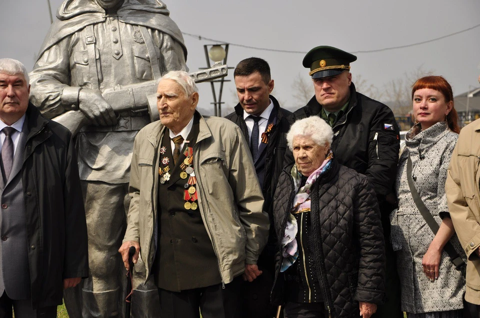 Павел Клименко (с медалями в центре) в 2023 году на праздновании Дня Победы с железнодорожниками.