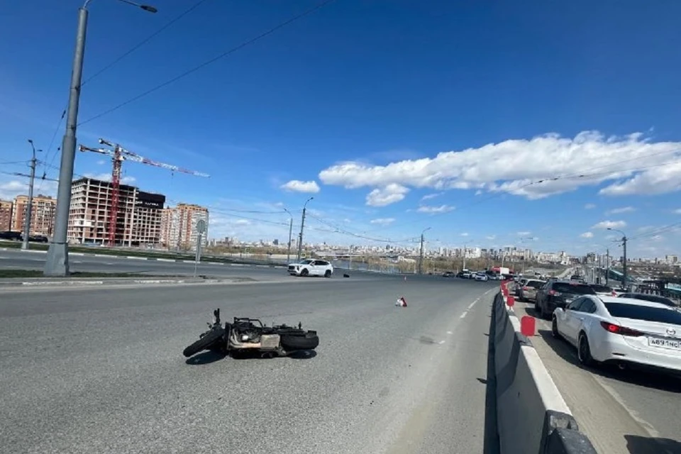 Женщина-мотоциклист пострадала на мосту в Новосибирске. Фото: ГИБДД по Новосибирску.