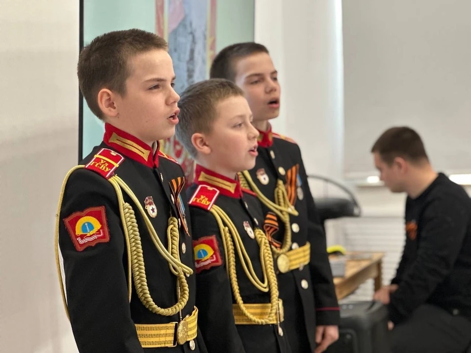 Ульяновские суворовцы, школьники и студенты читали стихи и пели военные песни на мероприятии ко Дню Победы. ФОТО: Ульяновская Гордума