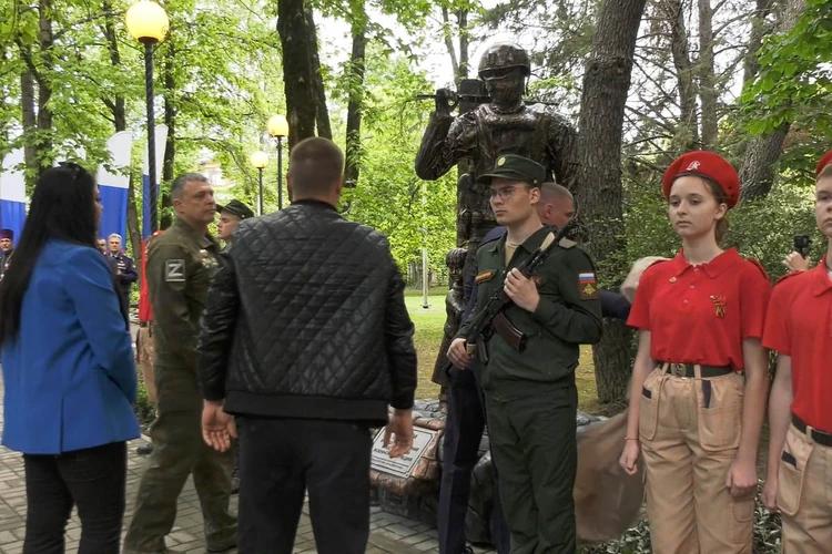 Воин прикрывает собой ребенка, Родину: в Сочи появился памятник бойцам, погибшим на СВО