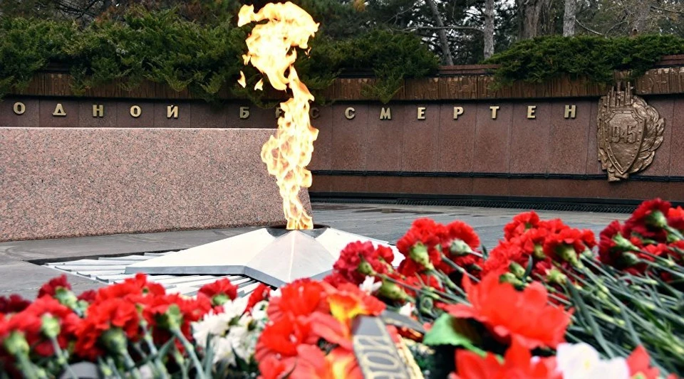 Огонь зажгли от факелов, которые привезли с керченского Митридата и севастопольской Сапун-горы. Фото: Администрация Симферополя