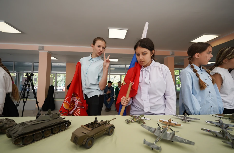 В Мариуполе открылась выставка миниатюрных копий военной техники. Фото: Александр ИВАНОВ