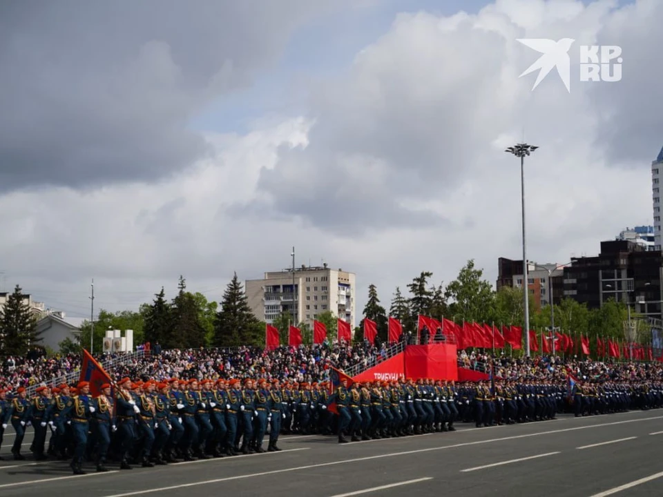 В военном параде в Самаре приняли участие 20 парадных расчетов и около 30 боевых машин