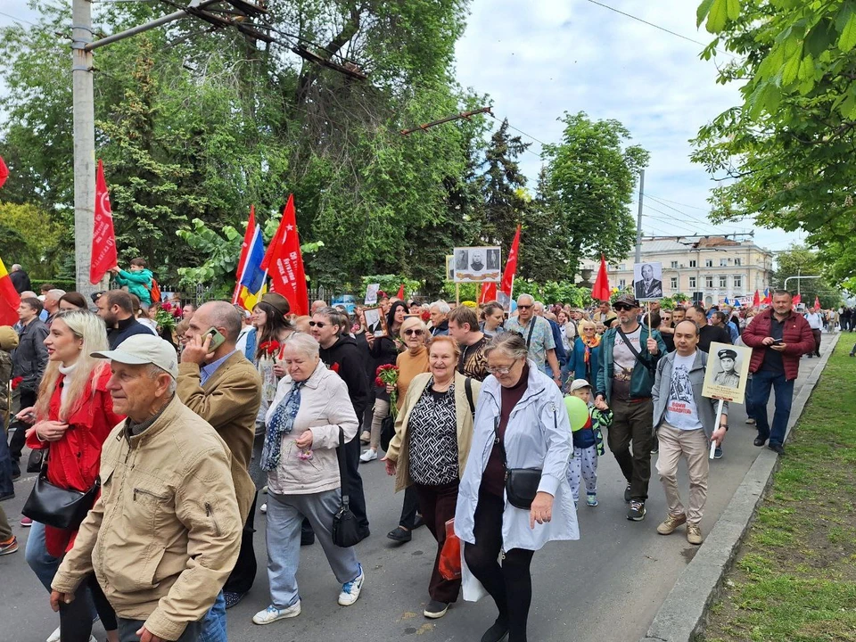 Тысячи людей прошли Маршем Победы в Кишинёве.