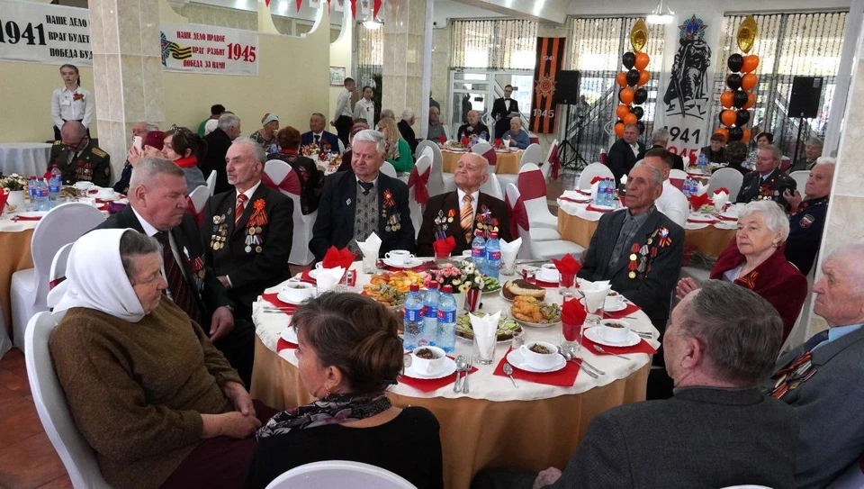 Ветераны собрались за традиционным праздничным столом