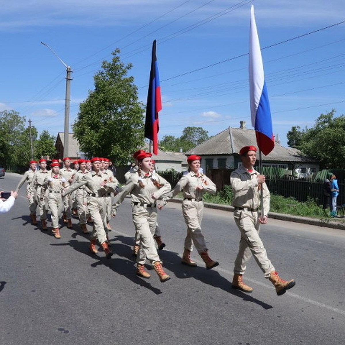 В Харцызске для ветерана войны провели индивидуальный парад в честь Дня  Победы - KP.RU