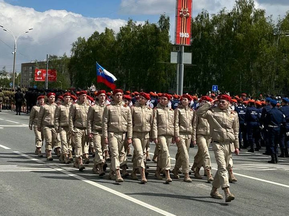 Участие в параде приняли студенты местных учебных заведений, ученики кадетских школ. Фото: мэрия Наб. Челнов