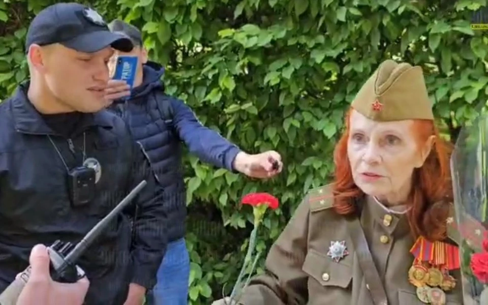 Киевские полицейские заявили, что если женщина не снимет пилотку с советской символикой, то ее отвезут в Печерское управление полиции.
