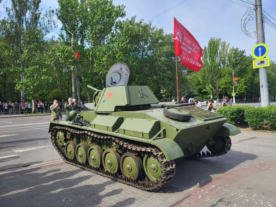 Танк Т-70 открыл праздник в Мелитополе