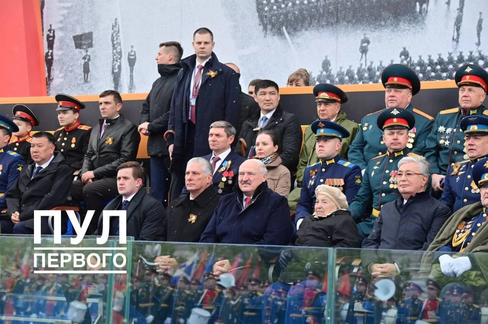 Лукашенко смотрел парад в Москве с Екатериной Евдокимовой, воевавшей в Беларуси. Фото: телеграм-канал «Пул Первого»