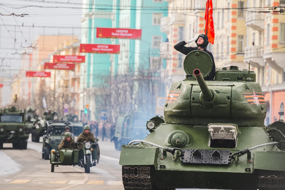 По главному проспекту города прошли парадные расчеты и мощная военная техника. Фото: gov-murman.ru/