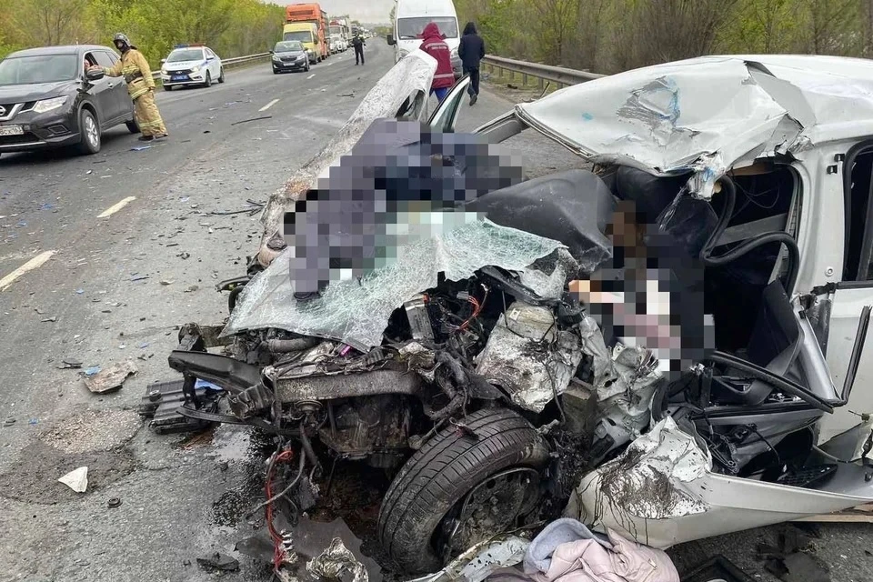 Три человека погибли в ДТП с грузовиком и легковушкой под Самарой Фото: Центр по делам ГО, ПБ и ЧС