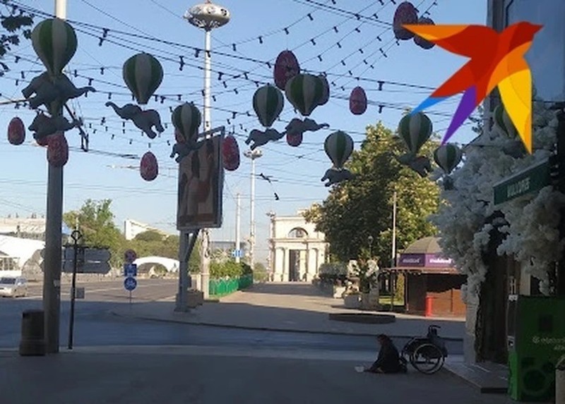 Попрошайка на фоне палаточного "европейского" городка - символично. Фото: "КП"