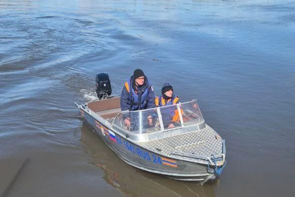 Красноярские спасатели продолжают искать пропавшего в Енисее мужчину. Фото: КГКУ "Спасатель"