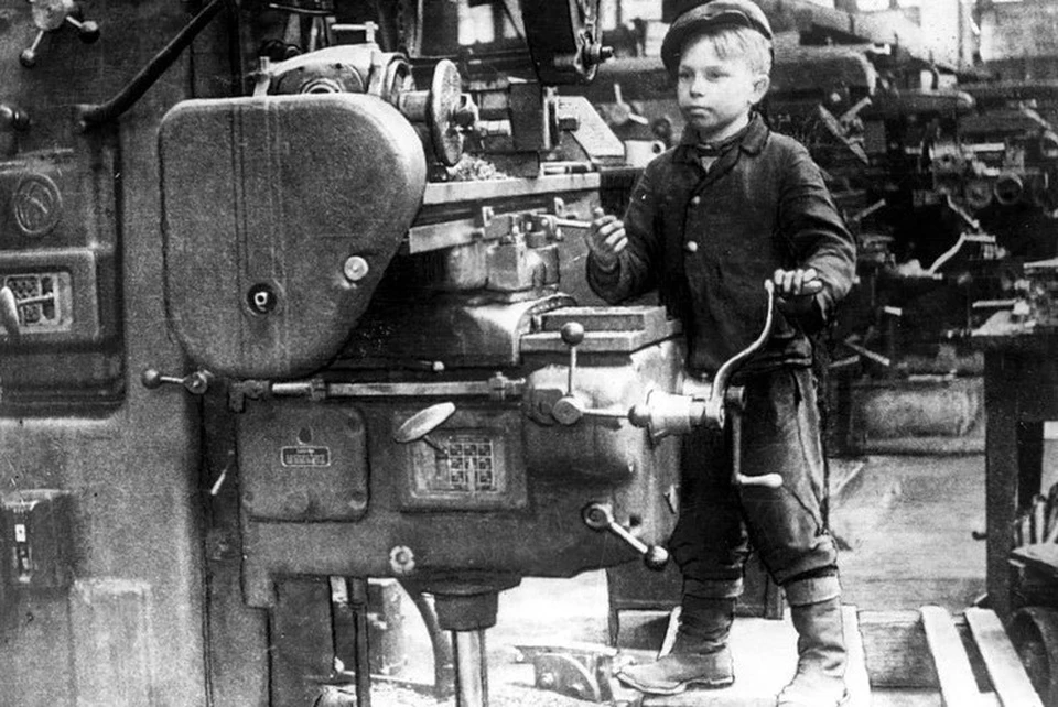 Знаменитая фотография 12-летнего пермского рабочего Вали Кусакина. Снимок из фондов Музея истории пермского моторостроения.