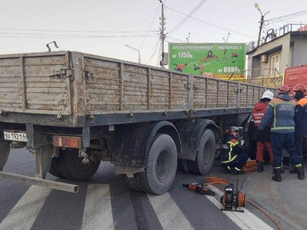 В Заводском районе Саратова легковушка заехала под тягач с прицепом - KP.RU